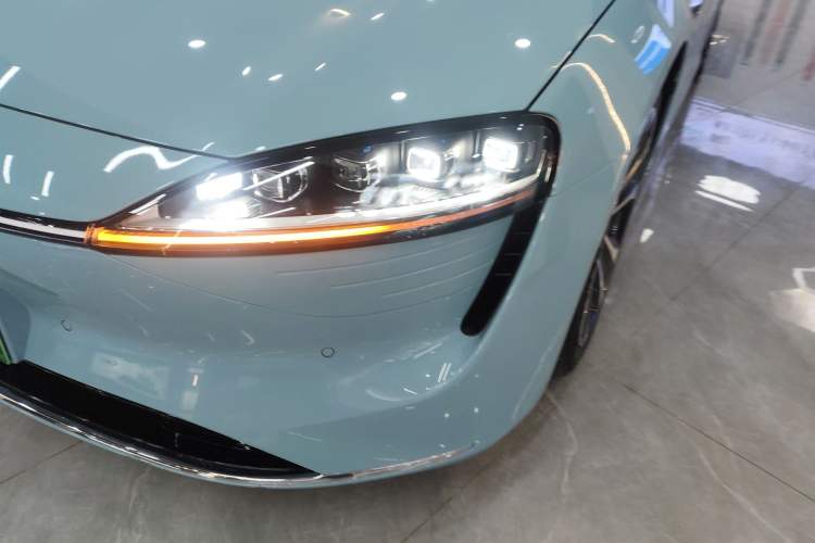 Used Hima Luxeed S7 2025 855 km Max
