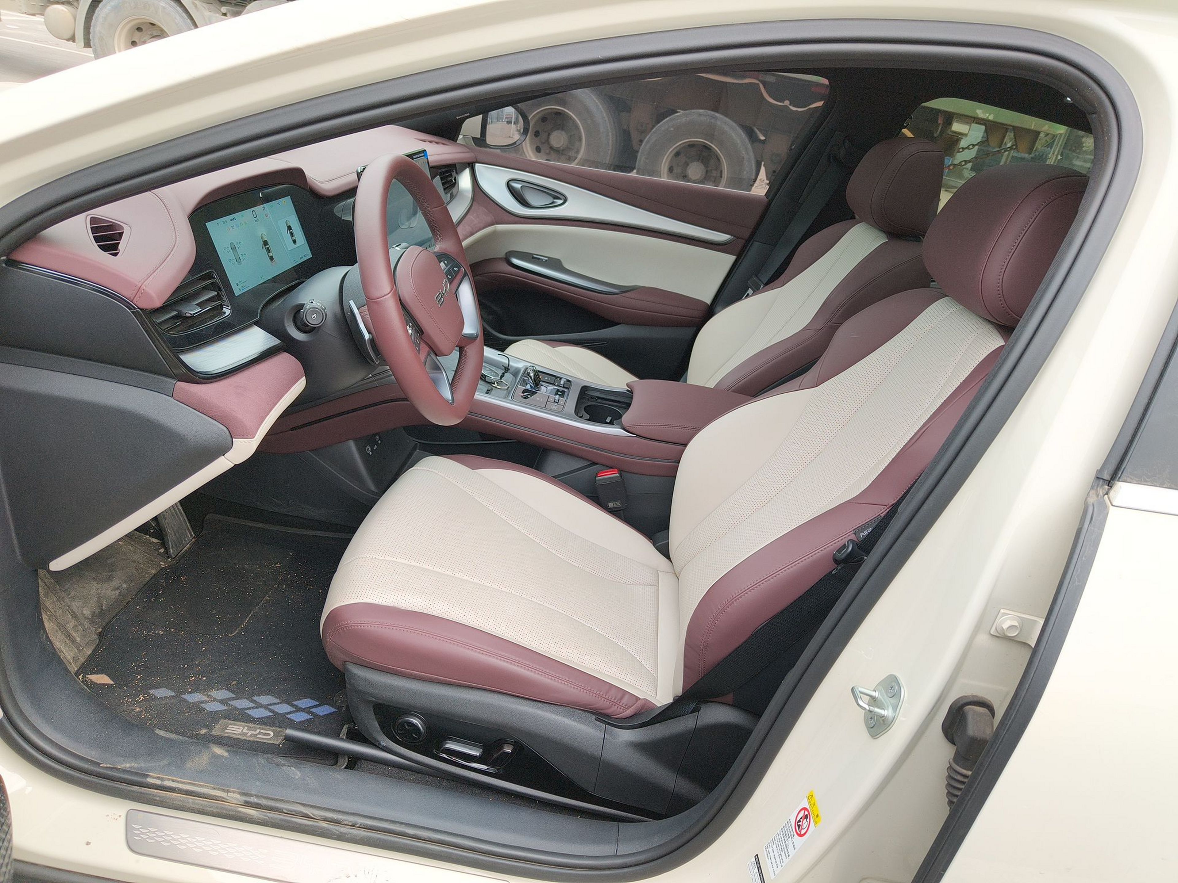 المقاعد الأمامية داخل السيارة