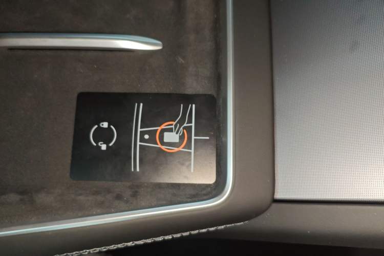 Used Tesla Model Y L 2025 Long-Range All-Wheel-Drive Version