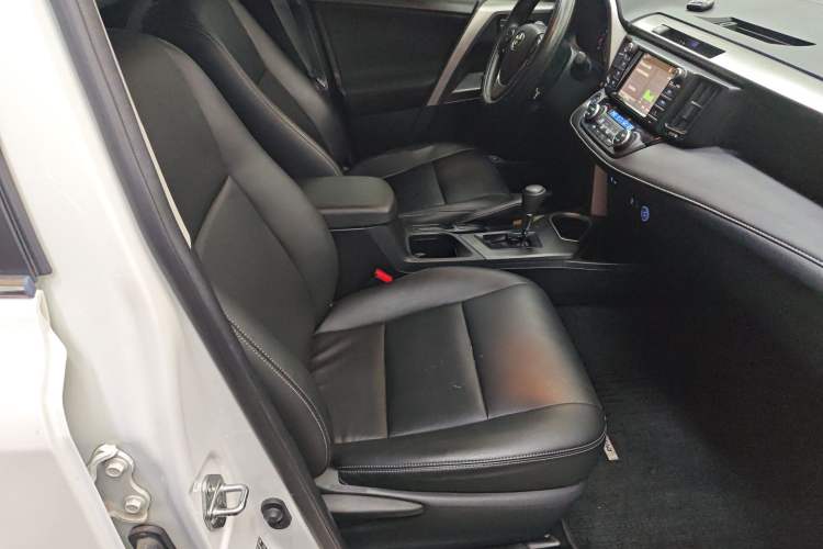 Used Toyota RAV4 2016 2.0L CVT Two-Wheel Drive Fashion Edition China V Standard
