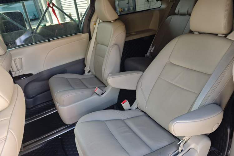 Used Toyota Sienna 2019 3.5L Two-Wheel Drive XLE 7 Seats U.S. Specification
