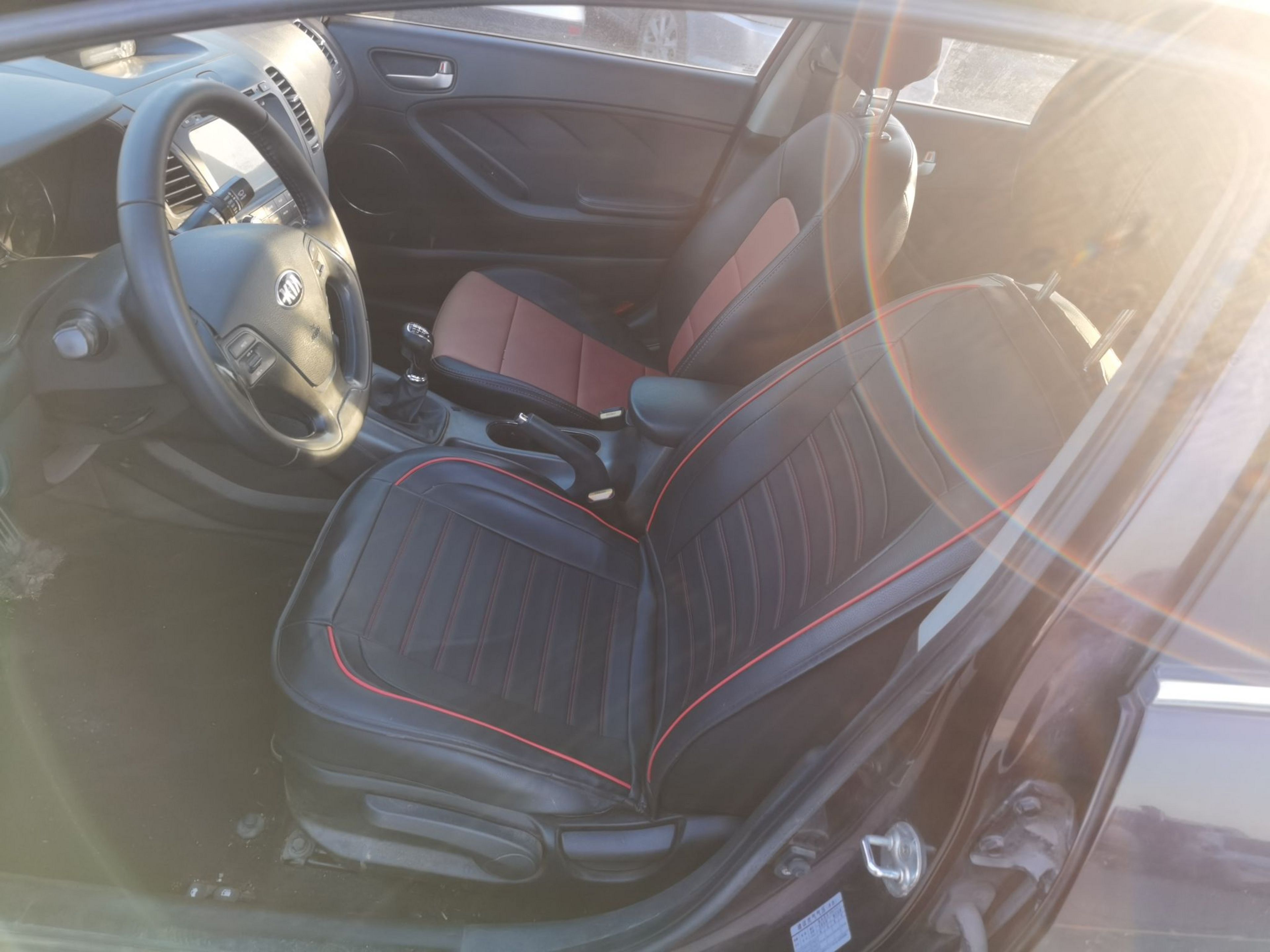 المقاعد الأمامية داخل السيارة