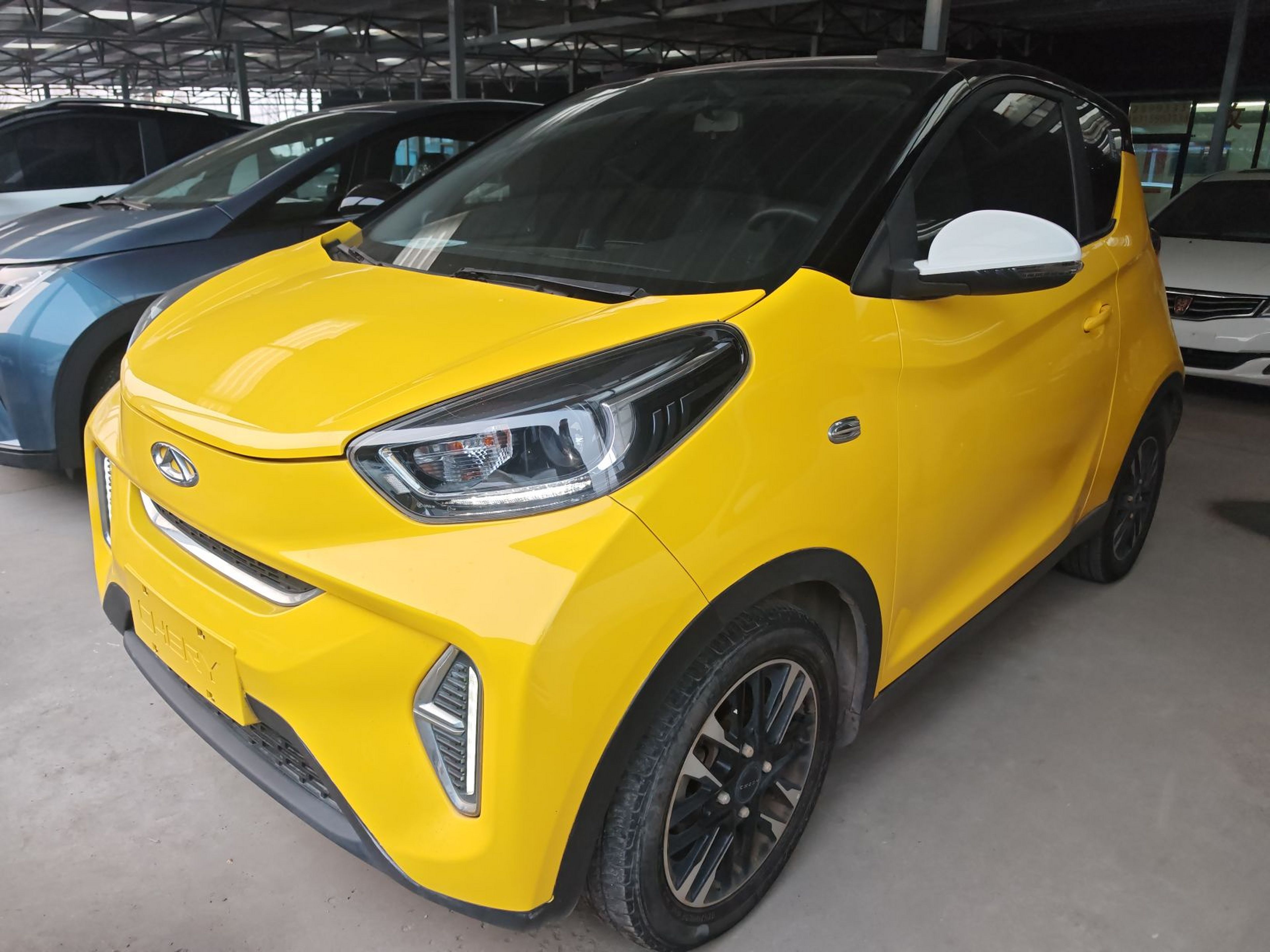 تحت مقدمة السيارة