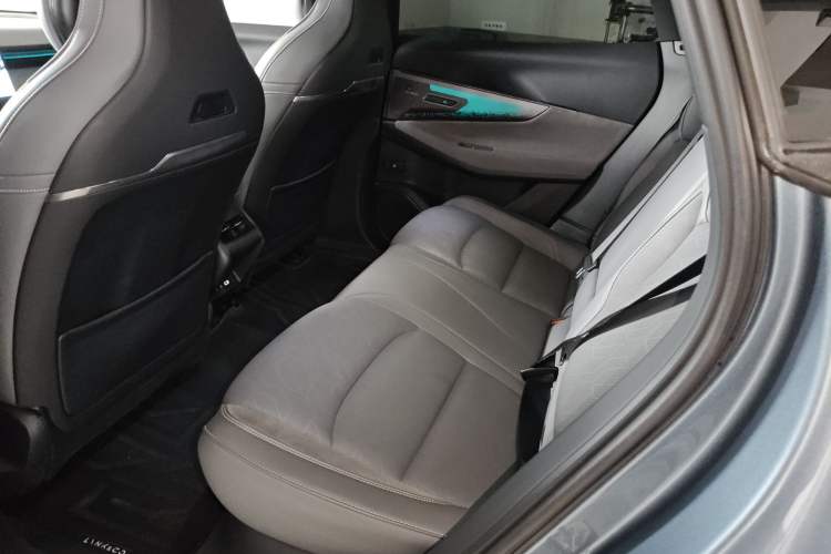 Used Lynk & Co 08 EM-P 2025 220 km All-Wheel-Drive Performance Halo
