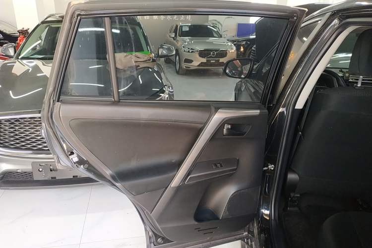 Used Toyota RAV4 2018 2.0L CVT Two-Wheel Drive Fashion X Edition