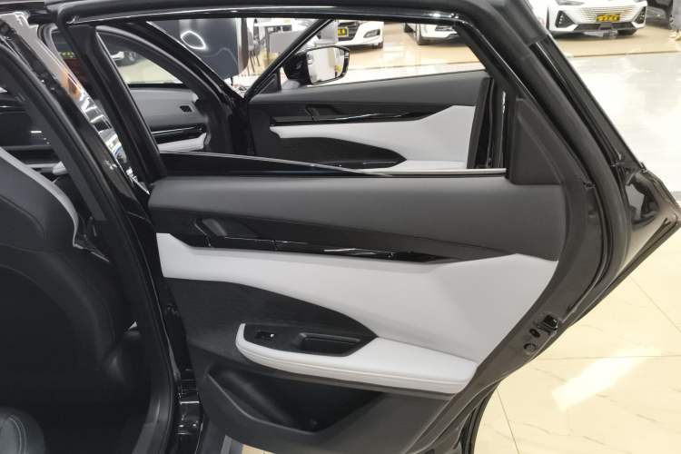 Used Changan UNI-V iDD 2024 Blue Whale Smart Electric iDD 136km ZhiKu Model
