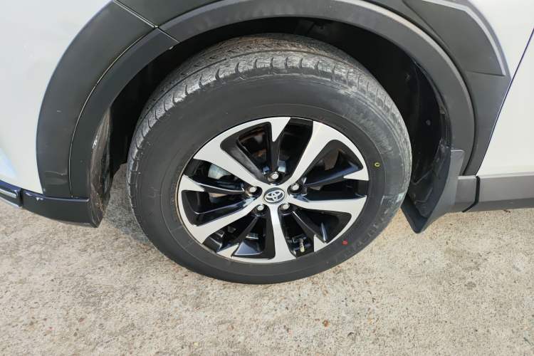 Used Toyota RAV4 2016 2.0L CVT Two-Wheel Drive Fashion Edition China V Standard
