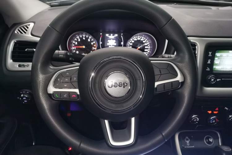 Used  Compass 2017 200T Automatic Enjoyment Version
