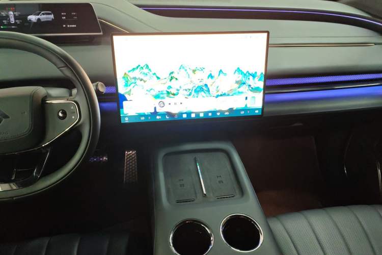 Used  HL 2025 700 Ultra Six-Seater All-Wheel-Drive LiDAR Version
