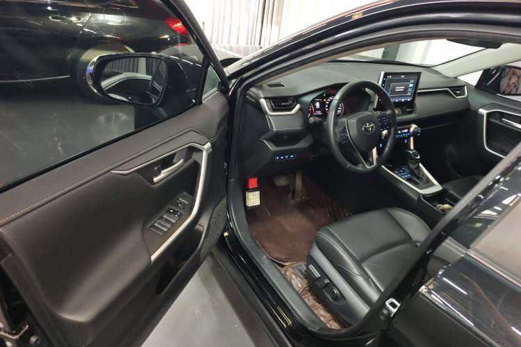 Used Toyota Wildlander 2022 2.0L CVT 4x4 Luxury PLUS Edition
