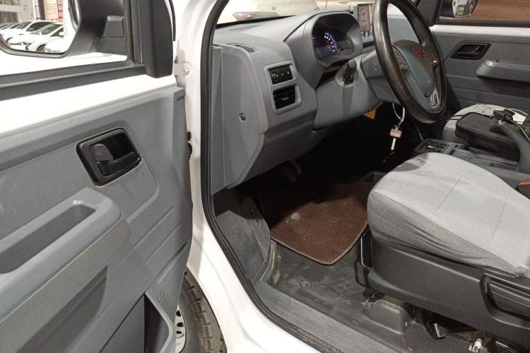 Used Wuling Yangguang 2024 300KM Comfort Version Passenger Van 75kW
