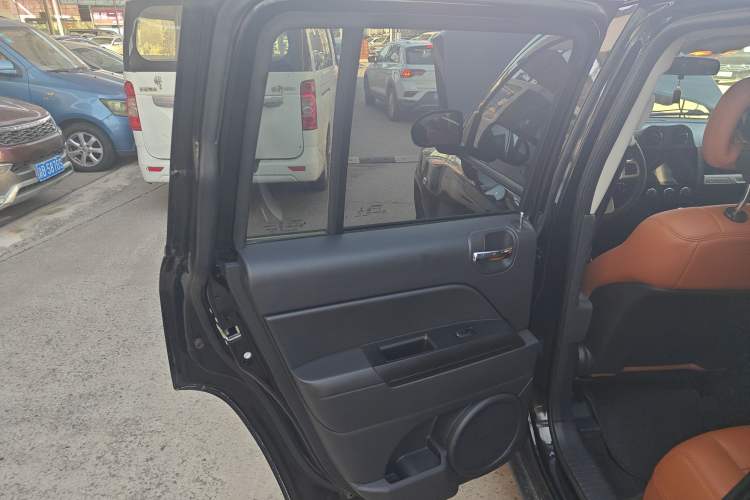 Used  Compass 2014 Revised Version 2.0L Two-Wheel Drive Entry-Level Edition
