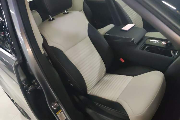 Used Land Rover Discovery 2021 360 PS R-Dynamic SE
