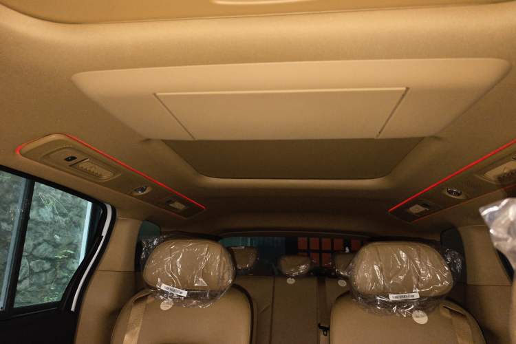 Used VOYAH Dream 2025 PHEV Four-Wheel Drive Prestige Kunpeng Edition
