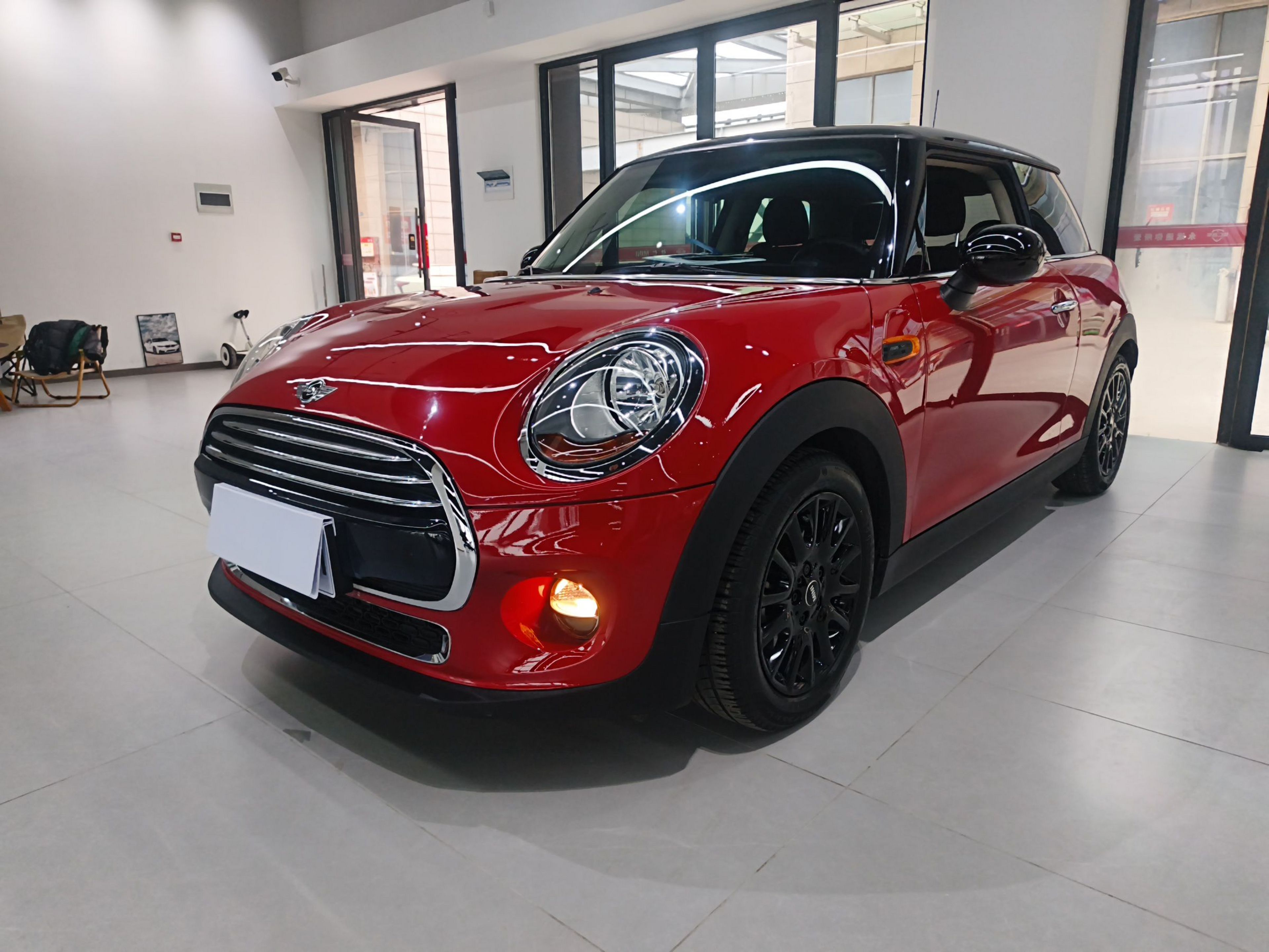 تحت مقدمة السيارة