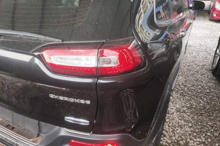 Used  Cherokee 2016 2.4L Leading Smart Version
