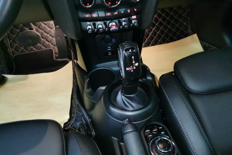 Used  MINI 2023 Updated 1.5T COOPER Artist Five-Door Edition
