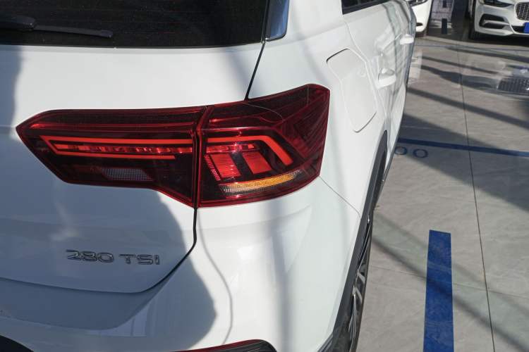 Used Volkswagen T-ROC 2021 280TSI DSG Two-Wheel Drive Comfort Connect Edition
