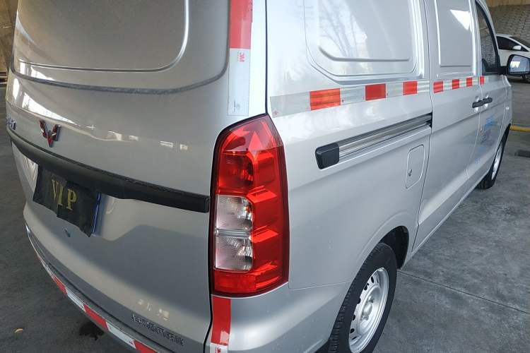 Used Wuling Hongguang V 2022 1.5L Jingqu Edition Enclosed-Window Vehicle with Hydraulic Power Steering LAR
