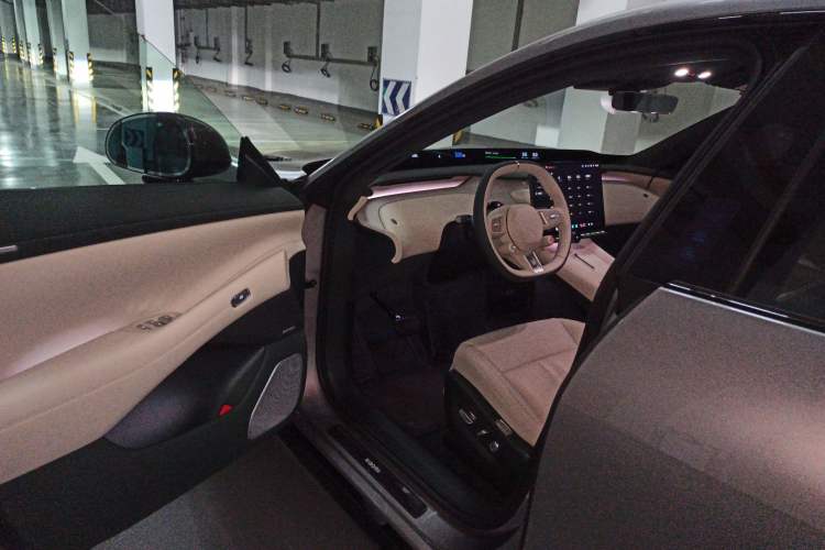 Used  YU7 2025 Ultra-Long Range High-Performance All-Wheel-Drive Max Edition