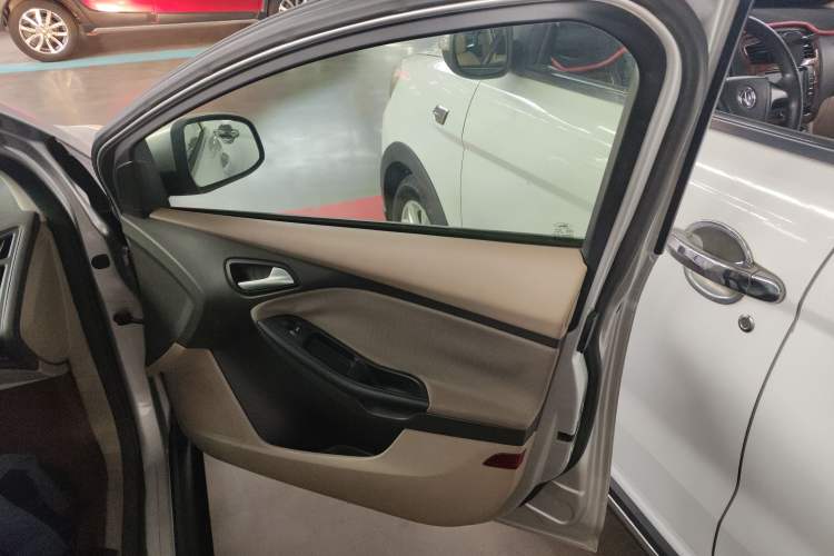 Used Ford Focus 2012 Sedan 1.6L Automatic Comfort Model
