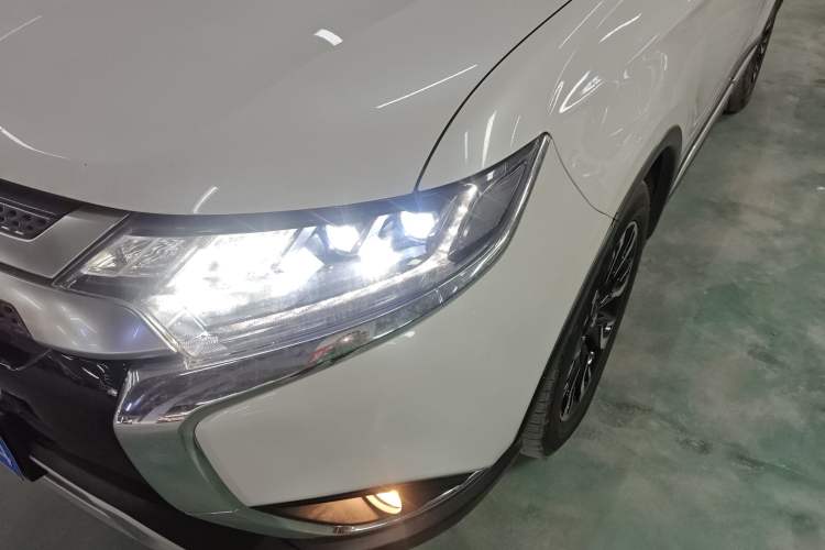 Used Mitsubishi Outlander 2019 2.4L 4x4 Zhi Xiang Edition 7 Seats China VI Standard
