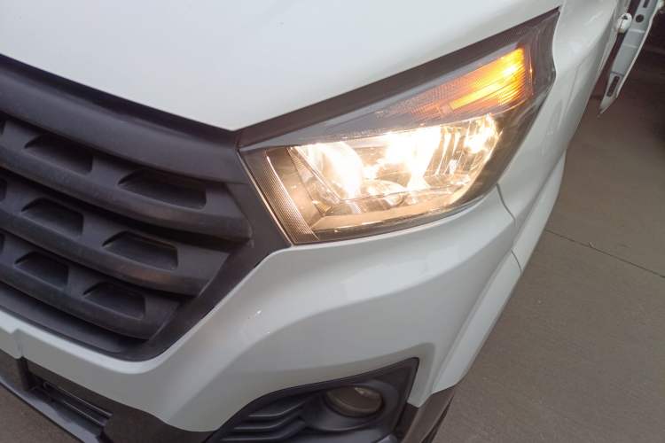 Used Jinbei Gold Hiace M Classic 2022 1.5L Travel Lion Passenger Van 6 Seats
