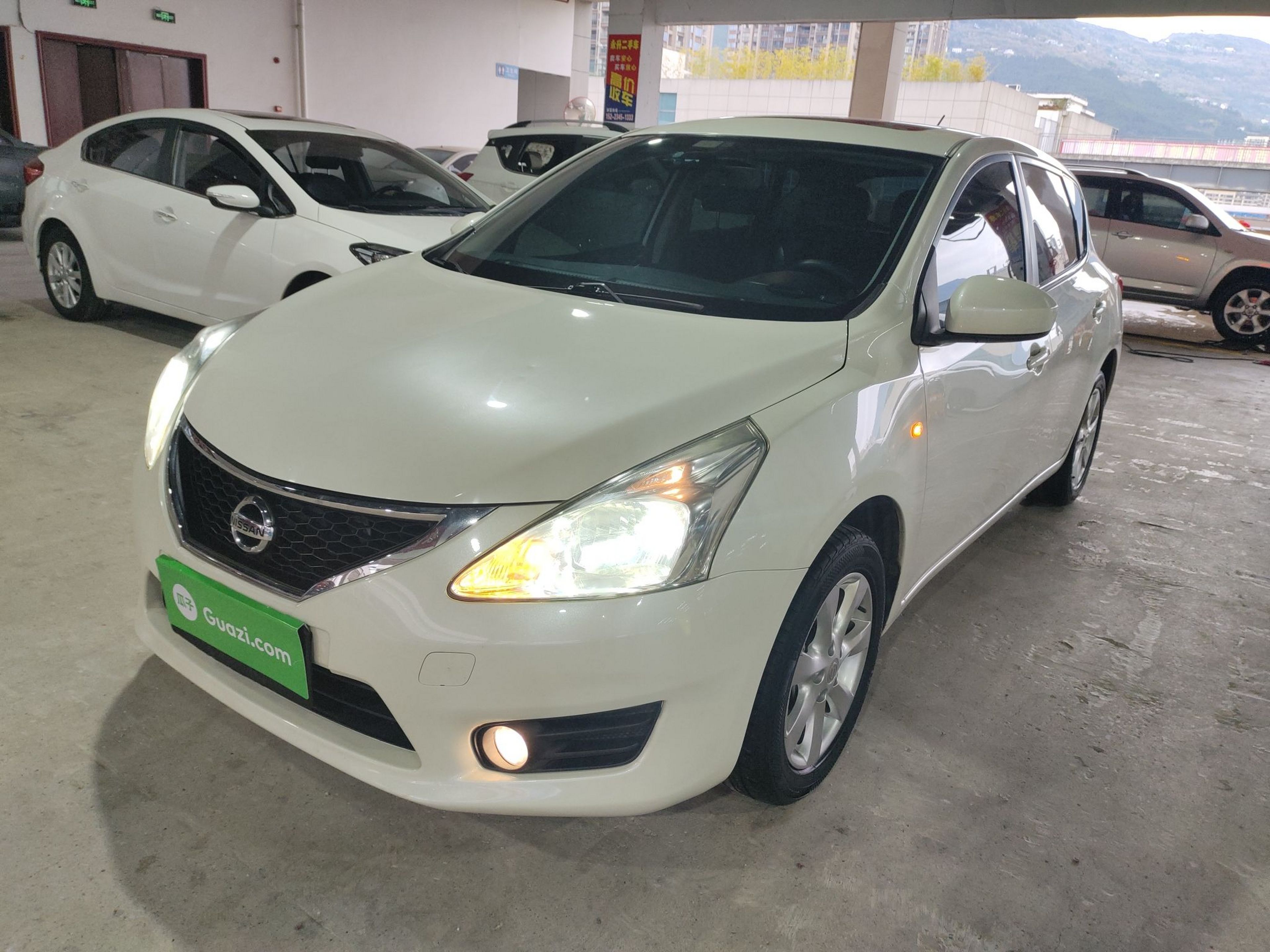 تحت مقدمة السيارة