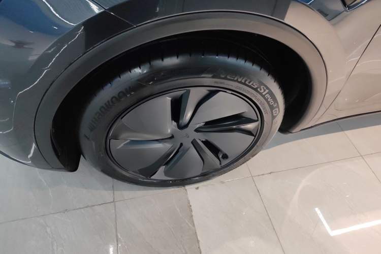 Used Tesla Model Y 2025 Long-Range All-Wheel-Drive Version