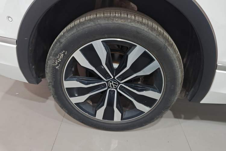 Used Volkswagen Tiguan L 2024 Outstanding Model 330TSI Automatic Two-Wheel Drive R-Line Dragon Glory Edition