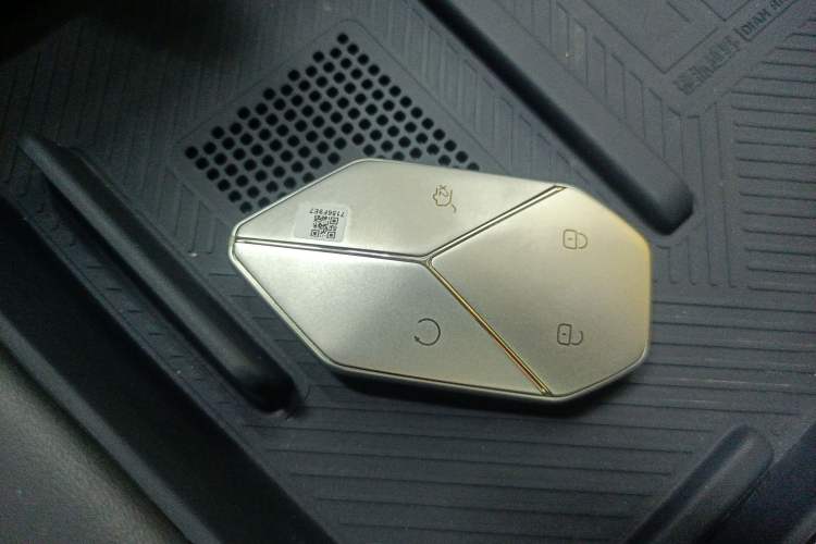 Used  Leopard 5 2023 Explore Edition
