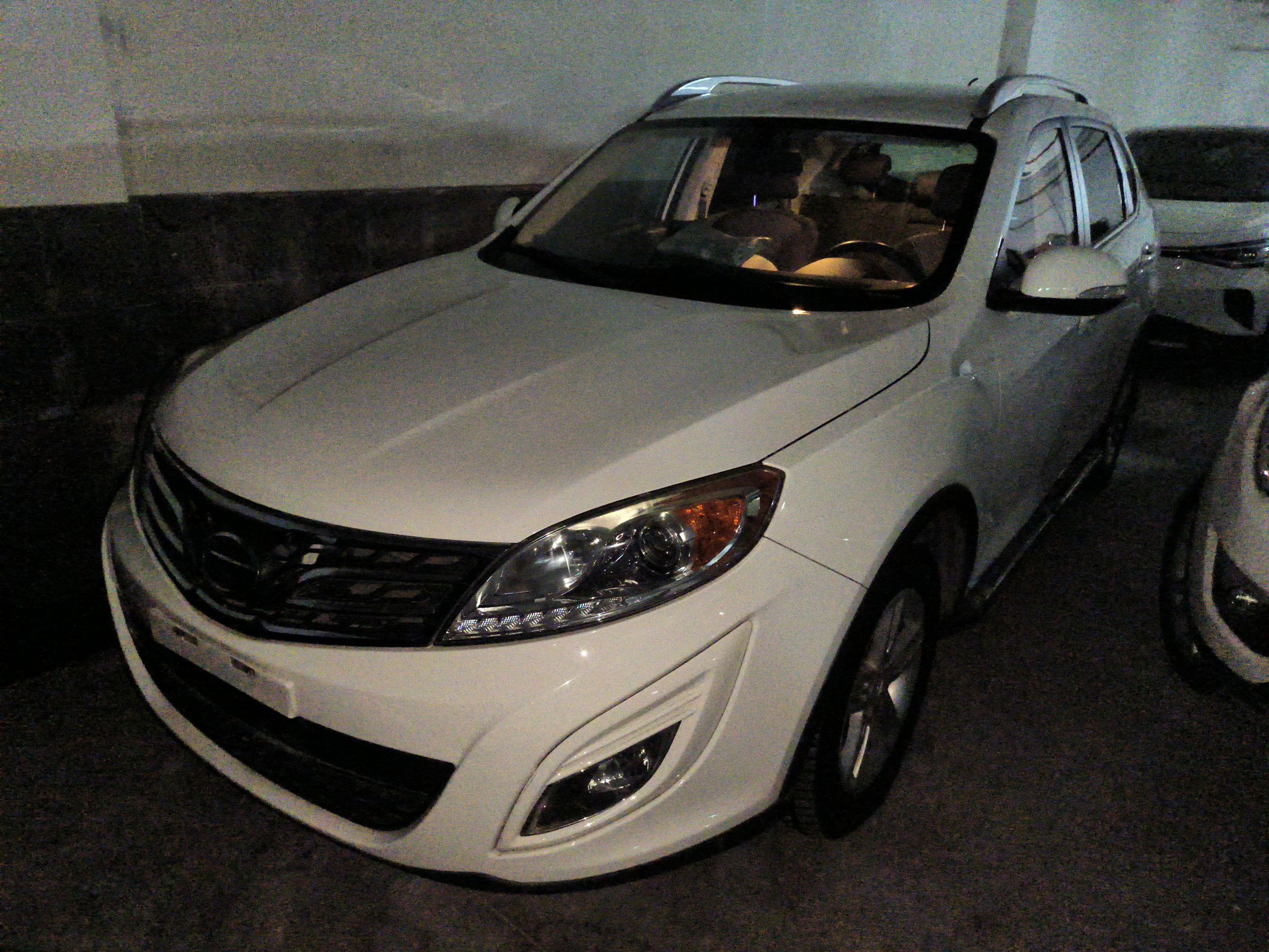 Под передней частью автомобиля