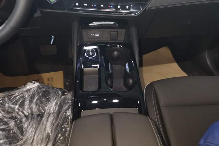 Used Buick Envision 2025 Encore Plus 28T Two-Wheel-Drive Platinum Edition