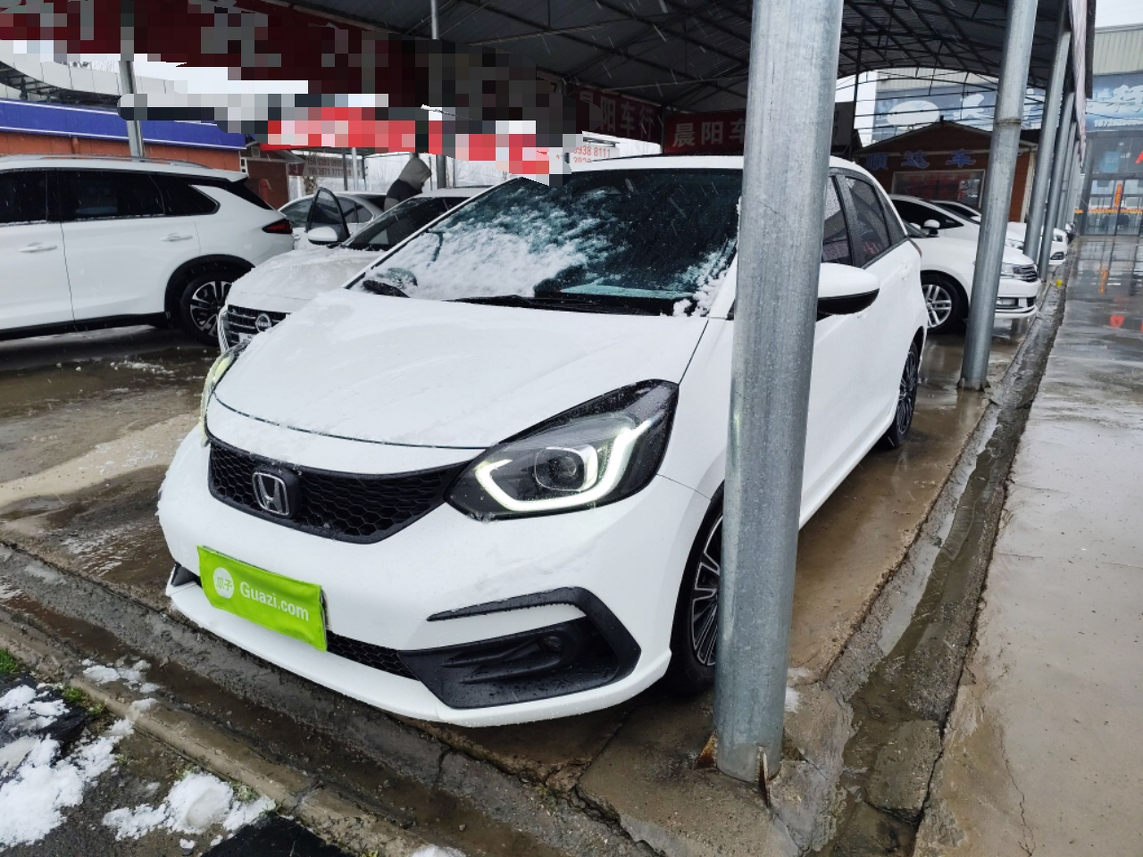 تحت مقدمة السيارة