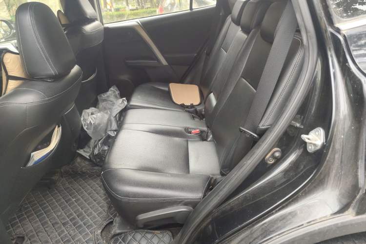 Used Toyota RAV4 2016 2.0L CVT Two-Wheel Drive Fashion Edition China V Standard
