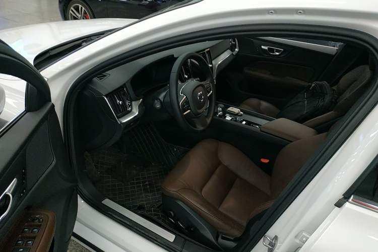 Used Volvo S60 2024 B4 Zhiyi Luxury Edition
