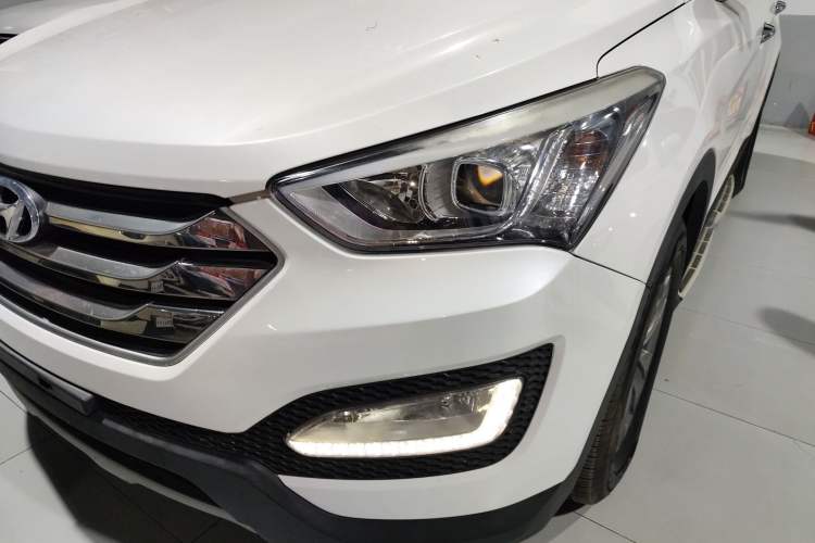 Used Hyundai Santa Fe 2015 2.4L Automatic Two-Wheel Drive Smart Version 5 Seats
