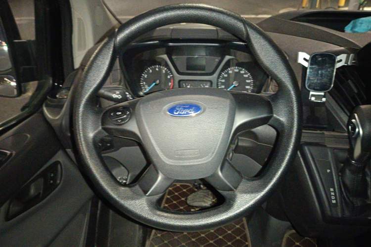 Used Ford Transit 2022 2.0T Gasoline Automatic Multi-Function Commercial Vehicle Mid-axle Low-Roof Design with Dual Rear Doors Meeting China VI Emission Standards