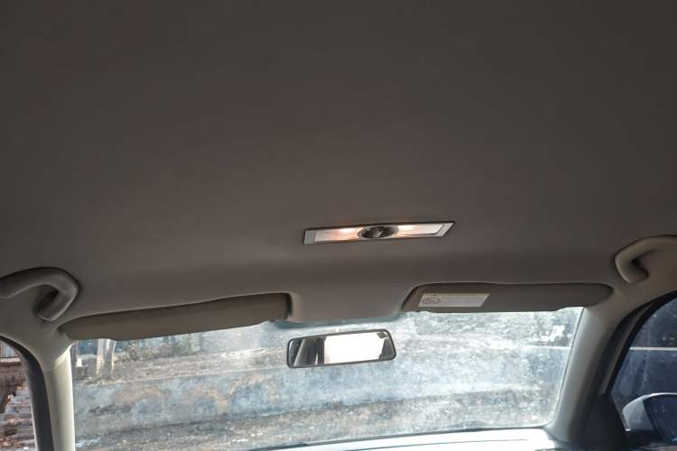 Used Volkswagen Gran Lavida 2013 1.6L Manual Fashion Model