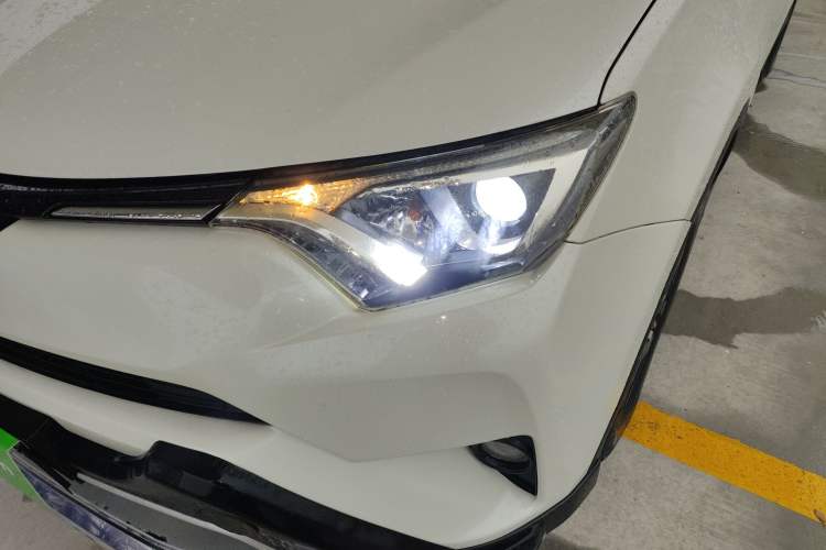 Used Toyota RAV4 2016 2.0L CVT Two-Wheel Drive Fashion Edition China V Standard
