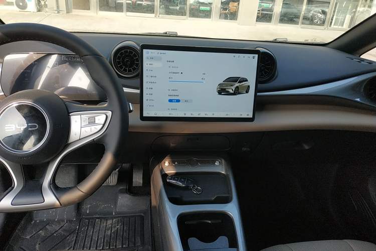 Used BYD Dolphin 2025 Smart Drive Version 420 km Freedom Edition
