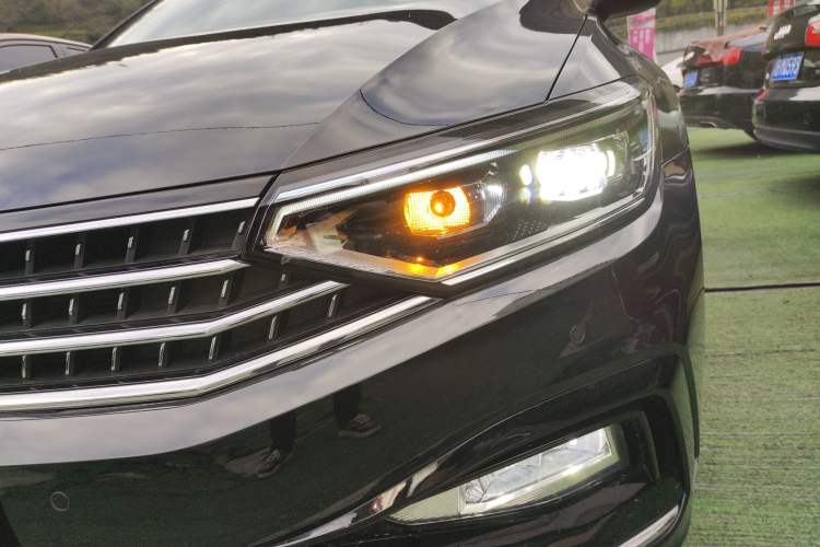 Used Volkswagen Magotan 2023 2 Million Units Limited Edition 330TSI DSG Leading Version
