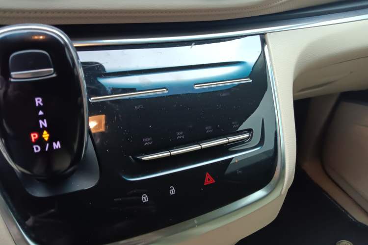 Used Buick GL8 2023 Facelifted Land Cruiser Executive Luxury Version
