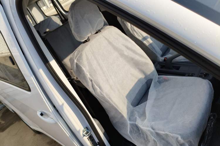 Used Wuling Yangguang 2024 300KM Comfort Version Passenger Van 75kW
