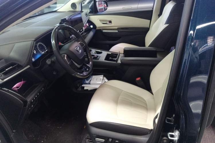 Used Toyota Granvia 2023 2.5L Hybrid Flagship VIP Edition
