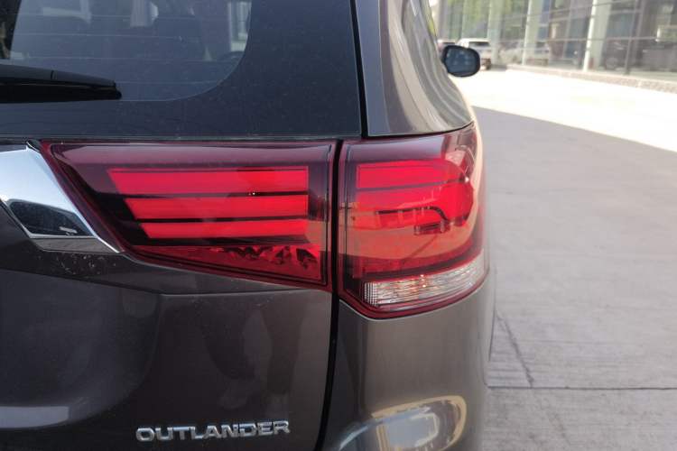 Used Mitsubishi Outlander 2019 2.0L Two-Wheel Drive Comfort Edition 5 Seats China VI Standard
