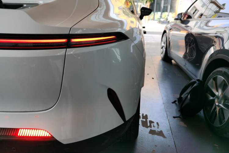 Used  11 2022 Long-Range Dual-Motor Luxury Edition 4 Seats