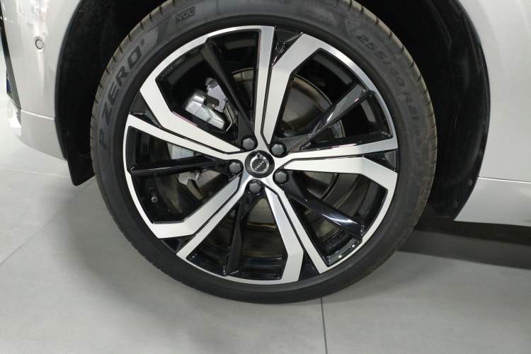 Used Volvo XC60 New Energy 2025 Plug-in Hybrid Long-Range All-Wheel Drive Zhiyuan Sport Edition
