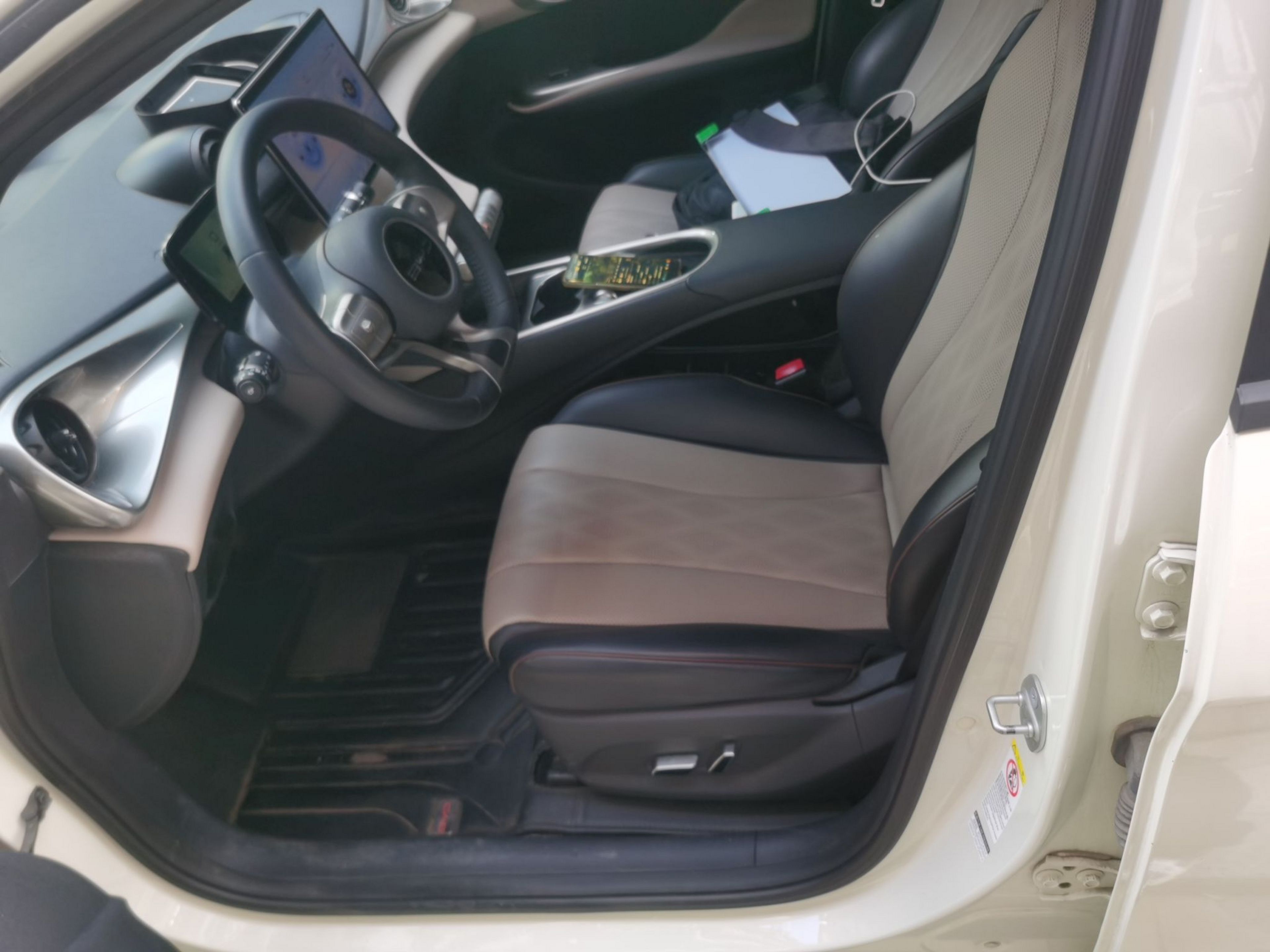 المقاعد الأمامية داخل السيارة