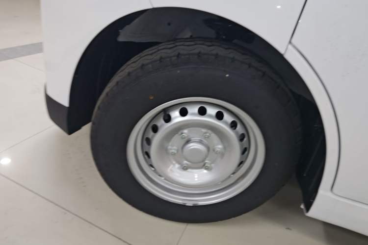 Used Wuling Yangguang 2024 300KM Comfort Version Passenger Van 75kW
